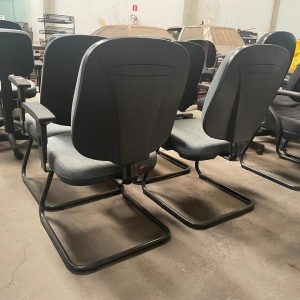 LOTE 055 - Quatro cadeiras de escritório fixa