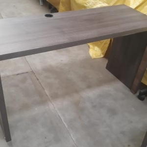 LOTE 060 - Mesa dois lados , Mesa MDF em L, Gaveteiro