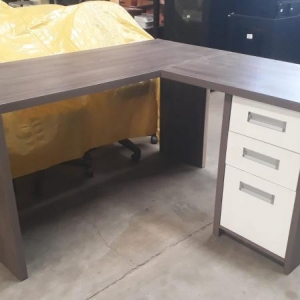 LOTE 060 - Mesa dois lados , Mesa MDF em L, Gaveteiro