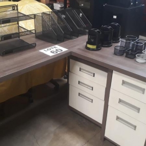 LOTE 060 - Mesa dois lados , Mesa MDF em L, Gaveteiro