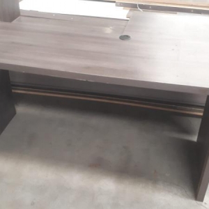 LOTE 060 - Mesa dois lados , Mesa MDF em L, Gaveteiro