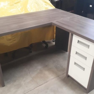 LOTE 060 - Mesa dois lados , Mesa MDF em L, Gaveteiro