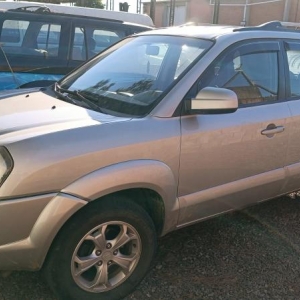 LOTE 002 - I/Hyundai Tucson GLS 20L, placa JCR 1I05, prata, ano/modelo 2009/2010