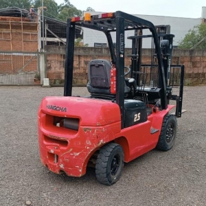 LOTE 003 - Empilhadeira marca HANGCHA, diesel, modelo CPCD25-AG2, torre de três metros duplex, garfos de 1.070mm, pneumática, série G5BAN2998
