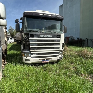 LOTE 002 - Caminhão-trator da marca SCANIA/R124 GA 4X2NZ 420, cor branca, ano/modelo 2006/2006, placas ANL0I37,  chassis nº 9BSR4X2A063581037.