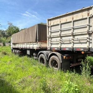 LOTE 003 - Semirreboque de carga da marca RANDON SR CA, ano/modelo 2005/2005, dois eixos cor branca, placa  MFL5F32, chassis nº 9ADG075255M216915.