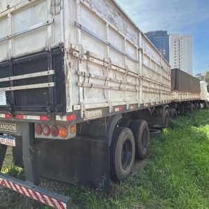 LOTE 004 - Semirreboque de carga da marca RANDON SR CA, ano/modelo 2005/2005, dois eixos cor branca, placa  MFL5G32, chassis nº 9ADG075255M216916.