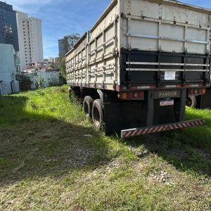 LOTE 004 - Semirreboque de carga da marca RANDON SR CA, ano/modelo 2005/2005, dois eixos cor branca, placa  MFL5G32, chassis nº 9ADG075255M216916.