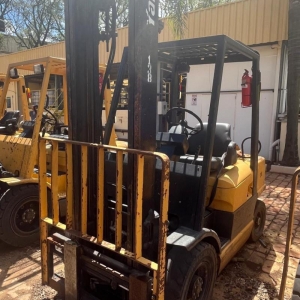 LOTE 012 - Empilhadeira YALE, modelo GTP 050 RL, ano 2001