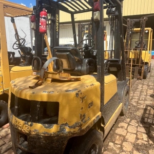 LOTE 012 - Empilhadeira YALE, modelo GTP 050 RL, ano 2001