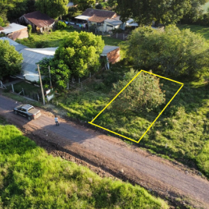 LOTE 001 - Área de 303,77m², sem edificações, localizado na Rua Sem Denominação, distante 15,92 metros da esquina com a Rua 9 de Fevereiro, bairro Centro, no Município de Santa Clara do Sul/RS