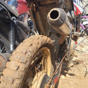 LOTE 009 - YAMAHA, cor preta, sem sinal identificador, placa AAA0000.