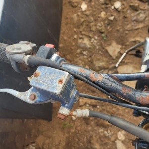 LOTE 009 - YAMAHA, cor preta, sem sinal identificador, placa AAA0000.