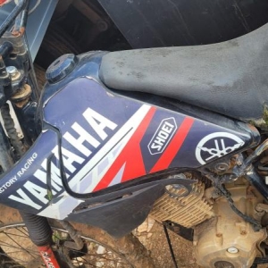 LOTE 009 - YAMAHA, cor preta, sem sinal identificador, placa AAA0000.