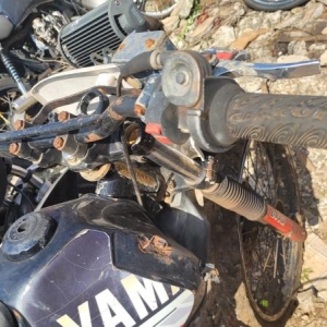 LOTE 009 - YAMAHA, cor preta, sem sinal identificador, placa AAA0000.