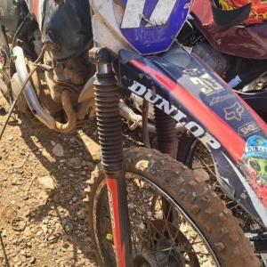 LOTE 009 - YAMAHA, cor preta, sem sinal identificador, placa AAA0000.