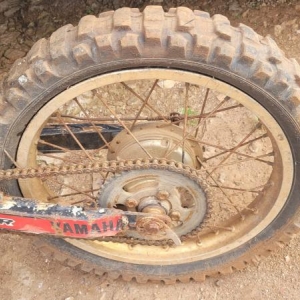 LOTE 009 - YAMAHA, cor preta, sem sinal identificador, placa AAA0000.