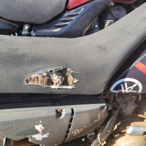 LOTE 009 - YAMAHA, cor preta, sem sinal identificador, placa AAA0000.