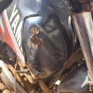 LOTE 009 - YAMAHA, cor preta, sem sinal identificador, placa AAA0000.