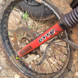 LOTE 009 - YAMAHA, cor preta, sem sinal identificador, placa AAA0000.