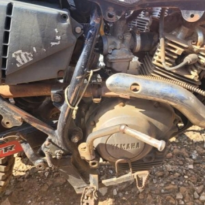 LOTE 009 - YAMAHA, cor preta, sem sinal identificador, placa AAA0000.