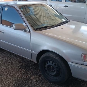 LOTE 002 - Toyota/Corolla XEI, placa DAL 4I55, prata, ano/modelo 2000