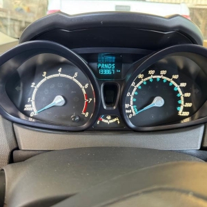 LOTE 001 - Ford/Fiesta Hatch 1.6L SE A, placa IUS 5G76, branco, ano/modelo 2013/2014