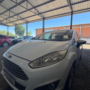 LOTE 001 - Ford/Fiesta Hatch 1.6L SE A, placa IUS 5G76, branco, ano/modelo 2013/2014