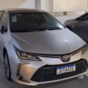 LOTE 000 - UM COROLA E DUAS HYLUX.