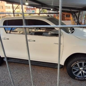 LOTE 000 - UM COROLA E DUAS HYLUX.