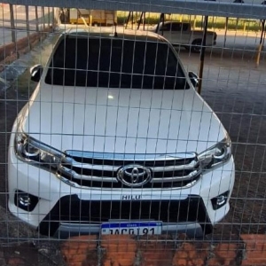 LOTE 000 - UM COROLA E DUAS HYLUX.