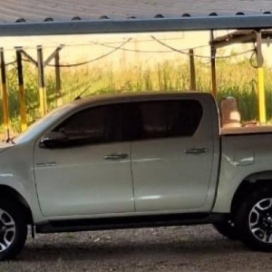 LOTE 000 - UM COROLA E DUAS HYLUX.