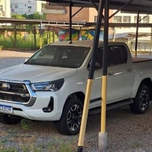 LOTE 000 - UM COROLA E DUAS HYLUX.