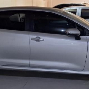 LOTE 000 - UM COROLA E DUAS HYLUX.