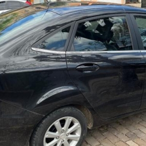 LOTE 001 - UM VEICULO FORD FIESTA SEDAN SE