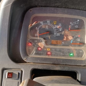 LOTE 001 - Trator marca Case, modelo IH Farmall 80, tração 4x4, cor vermelha, ano 2024, com uma plataforma marca IMAC, três metros com pistão, ano 2024