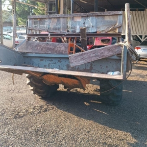 LOTE 001 - Trator marca Case, modelo IH Farmall 80, tração 4x4, cor vermelha, ano 2024, com uma plataforma marca IMAC, três metros com pistão, ano 2024