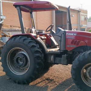 LOTE 001 - Trator marca Case, modelo IH Farmall 80, tração 4x4, cor vermelha, ano 2024, com uma plataforma marca IMAC, três metros com pistão, ano 2024
