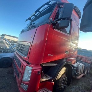 LOTE 010 - Caminhão trator VOLVO/FH 440 6X4T, 2010/2010, Dois semirreboques SR/GUERRA AG GR, 2013/2014, reboque SR/GUERRA AG GR,  2013/2014