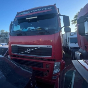LOTE 010 - Caminhão trator VOLVO/FH 440 6X4T, 2010/2010, Dois semirreboques SR/GUERRA AG GR, 2013/2014, reboque SR/GUERRA AG GR,  2013/2014