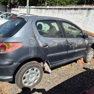 LOTE 006 - PEUGEOT/206 10 SENSAT, Placa: IMR1I33, Ano/modelo: 2005/2005, Cor: CINZA, Chassi: 9362A7LZ96B011799, Motor: 10TR01Q091815, RENAVAM: 864423004.