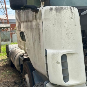 LOTE 010 - SCANIA/R124 GA4X2NZ 420, Placa: ATP2124, ano/modelo: 2005/2005, Cor: BRANCA, Chassi: 9BSR4X2A053564484, Motor: 8044914, Renavam: 849396689.