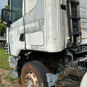 LOTE 010 - SCANIA/R124 GA4X2NZ 420, Placa: ATP2124, ano/modelo: 2005/2005, Cor: BRANCA, Chassi: 9BSR4X2A053564484, Motor: 8044914, Renavam: 849396689.
