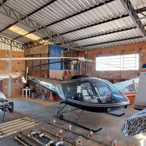 LOTE 004 - Uma estrutura metálica denominada HANGARETE, com medidas 14,70mX15,20m, com piso de concreto, alvenaria e portões.