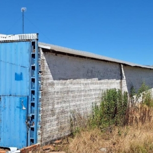 LOTE 004 - Uma estrutura metálica denominada HANGARETE, com medidas 14,70mX15,20m, com piso de concreto, alvenaria e portões.