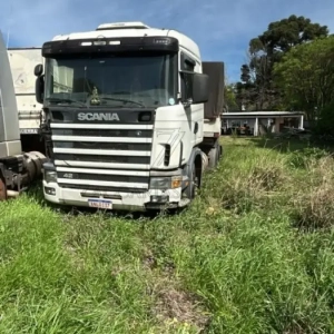 LOTE 007 - Caminhão-trator da marca SCANIA/R124 GA 4X2NZ 420, cor branca, ano/modelo 2006/2006, placas ANL0I37, chassis nº 9BSR4X2A063581037.