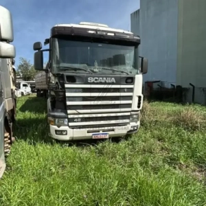 LOTE 007 - Caminhão-trator da marca SCANIA/R124 GA 4X2NZ 420, cor branca, ano/modelo 2006/2006, placas ANL0I37, chassis nº 9BSR4X2A063581037.