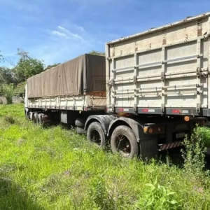 LOTE 008 - Semirreboque de carga da marca RANDON SR CA, ano/modelo 2005/2005, dois eixos cor branca, placa MFL5F32, chassis nº 9ADG075255M216915. Avaliado em R$ 40.000,00. 250135 numero do ativo.