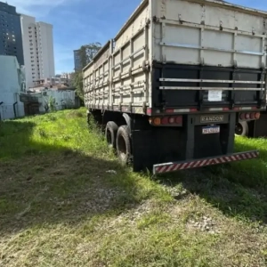 LOTE 009 - Semirreboque de carga da marca RANDON SR CA, ano/modelo 2005/2005, dois eixos cor branca, placa MFL5G32, chassis nº 9ADG075255M216916. 250136 numero do ativo.