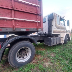 LOTE 010 - SCANIA T112 HS 4X2, Placa: IHV7H79, ano/modelo: 1987/1987 Cor: BRANCA, Chassi: 9BSTH4X2ZH3228389, Motor: RS0087330.